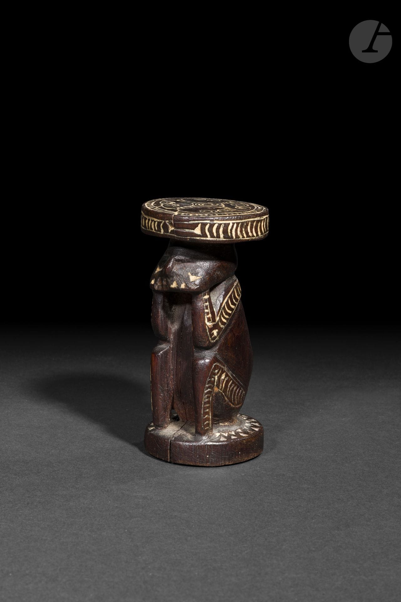 Statuette anthropomorphe, région Massim, Papouasie-Nouvelle-Guinée
Hauteur : 11,5 cm
Bois et pigments.
Cette figure anthropomorphe représente un personnage accroupi, attitude fréquemment adoptée dans les arts de la région Massim. La vigueur de son modelé et l’équilibre de sa composition illustrent le talent des sculpteurs de cette région, où les représentations humaines occupaient une place importante dans la vie cérémonielle et les pratiques rituelles. Par la simplicité de son traitement et la force de son expression, cette œuvre s’inscrit pleinement dans la riche tradition sculpturale des Massim.

Provenance : 
Galerie bruxelloise.
