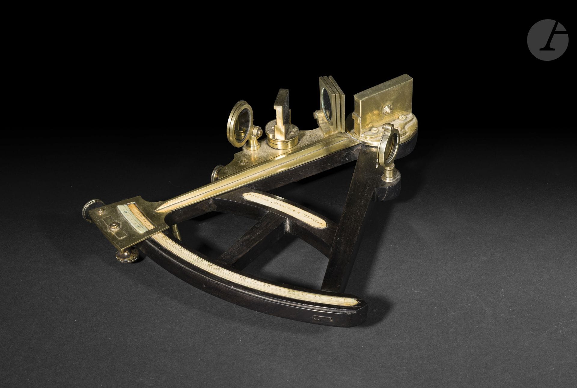 SPENCER, BROWNING & RUST (1778-1870), octant en ébène, ivoire et laiton
Structure en ébène avec système de visée en laiton et vernier, limbe et plaque indicative en ivoire. Instrument en bel état marqué de la maison « Spencer, Browning & Co. London » et « SBR » entrelacés sur le vernier. Cette double signature permet d’indiquer la date de fabrication autour de 1782-1785, lors du changement de nom de la manufacture pour « Spencer, Browning & Rust » (SBR). 
Angleterre, fin XVIIIe siècle.
Hauteur : 26,5 cm
Absence de boîte de transport et accessoires.

William Spencer (1751-1816) et Samuel Browning (1752-1819) s’associent entre 1778 et 1784 dans la création de la manufacture Spencer & Browning & Co, spécialisée dans les instruments de navigation. En 1784, Ebenezer Rust (17.. - 1800) s’associe à la manufacture et l’entreprise devient Spencer, Browning & Rust en 1781. L’entreprise, déjà réputée pour ses créations, connaît un fort développement jusqu’en 1870. De nombreux musées et institutions conservent des objets de cette manufacture qui équipe diverses expéditions, comme celle de Charles Francis Hall.

CIC accordé le 14 septembre 2026.