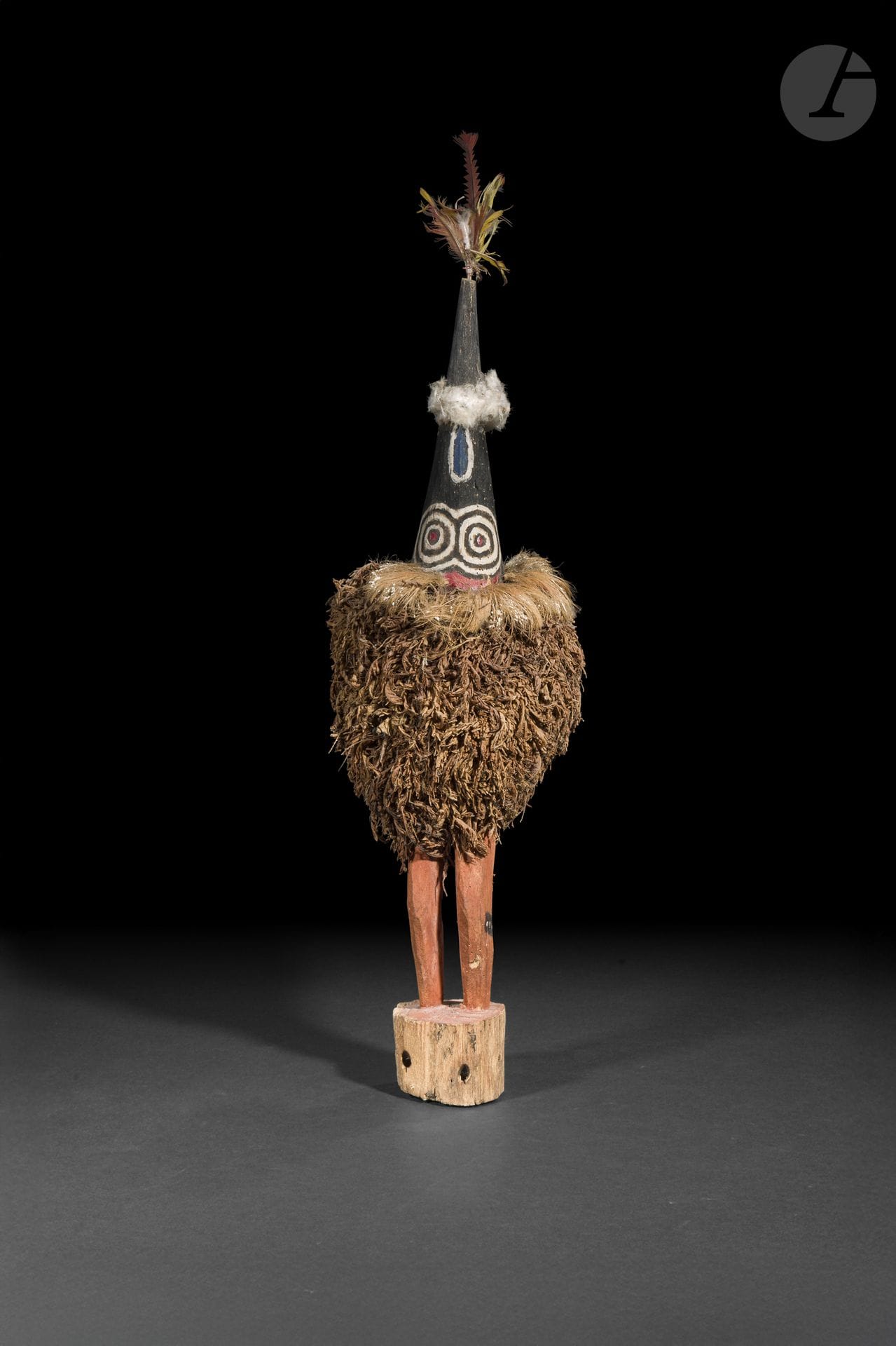 Figure Duk-Duk, Tolai, péninsule de la Gazelle, Nouvelle-Bretagne, Papouasie-Nouvelle-Guinée
Hauteur : 57 cm
Bois, pigments, fibres végétales et plumes.
Cette figure représente un Duk-Duk, personnage emblématique des sociétés initiatiques des Tolai de la péninsule de la Gazelle. Probablement destinée à orner un bâton de danse ou de cérémonie, elle évoque les célèbres rituels des sociétés Duk-Duk, au sein desquels les personnages masqués incarnaient des esprits surnaturels investis d’une autorité religieuse, sociale et judiciaire.

Provenance :
- Collection Van Bussel, Amsterdam.
- Joris Visser, Bruxelles.
Voir : Dorotheum, 31 octobre 2017, n° 88 pour un exemplaire comparable.
