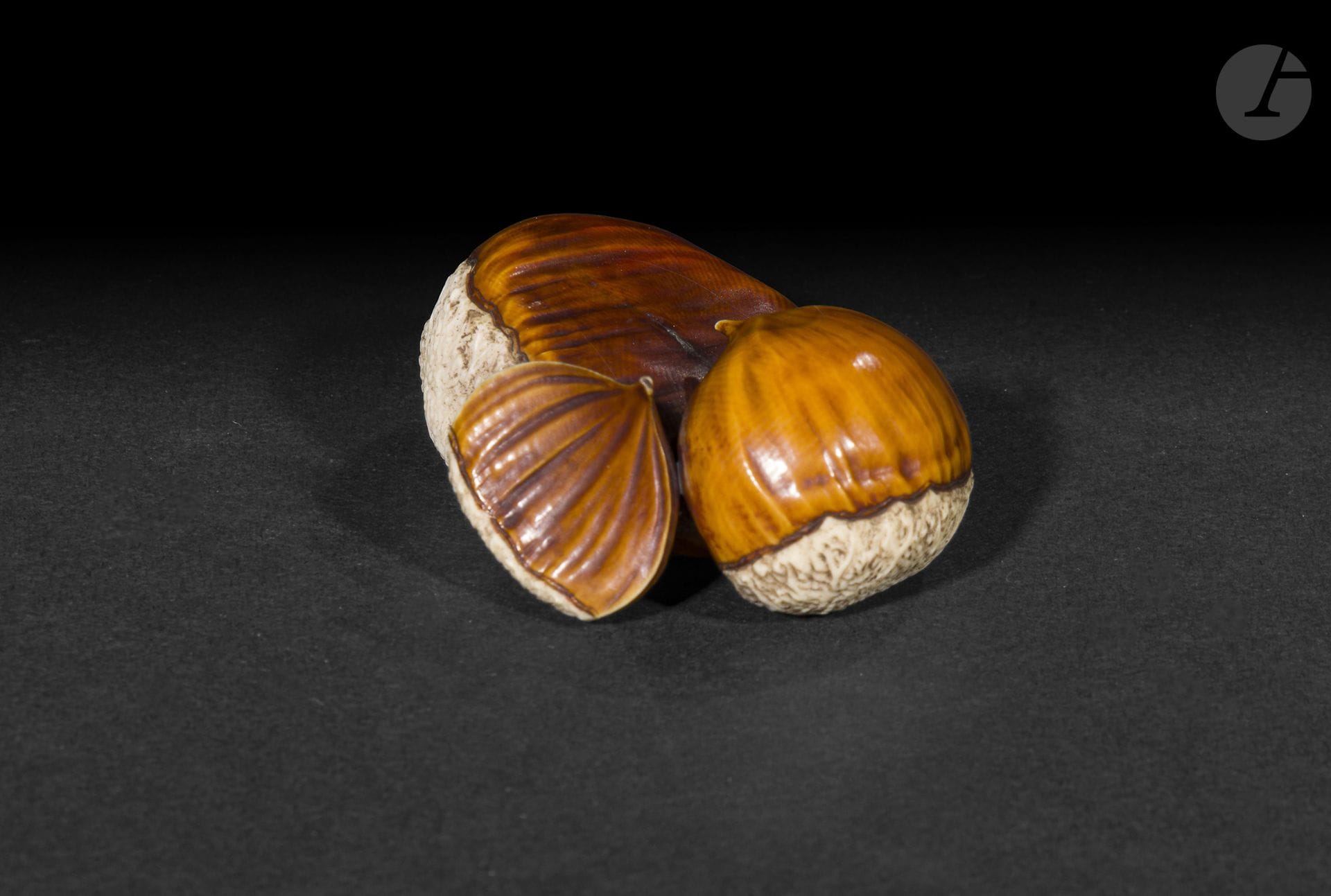 Okimono représentant un groupe de trois châtaignes en ivoire patiné, Japon, époque Meiji (1868-1912)
Sculptés en ronde-bosse de manière très réaliste, les trois fruits superposés ont leur coque teintée d’une patine brune mordorée alors que la lunule garde la couleur naturelle de l’ivoire patiné.
Longueur : 5,7 cm ; poids : 40 g
Petite gerce.

CIC accordé le 10/09/2026.