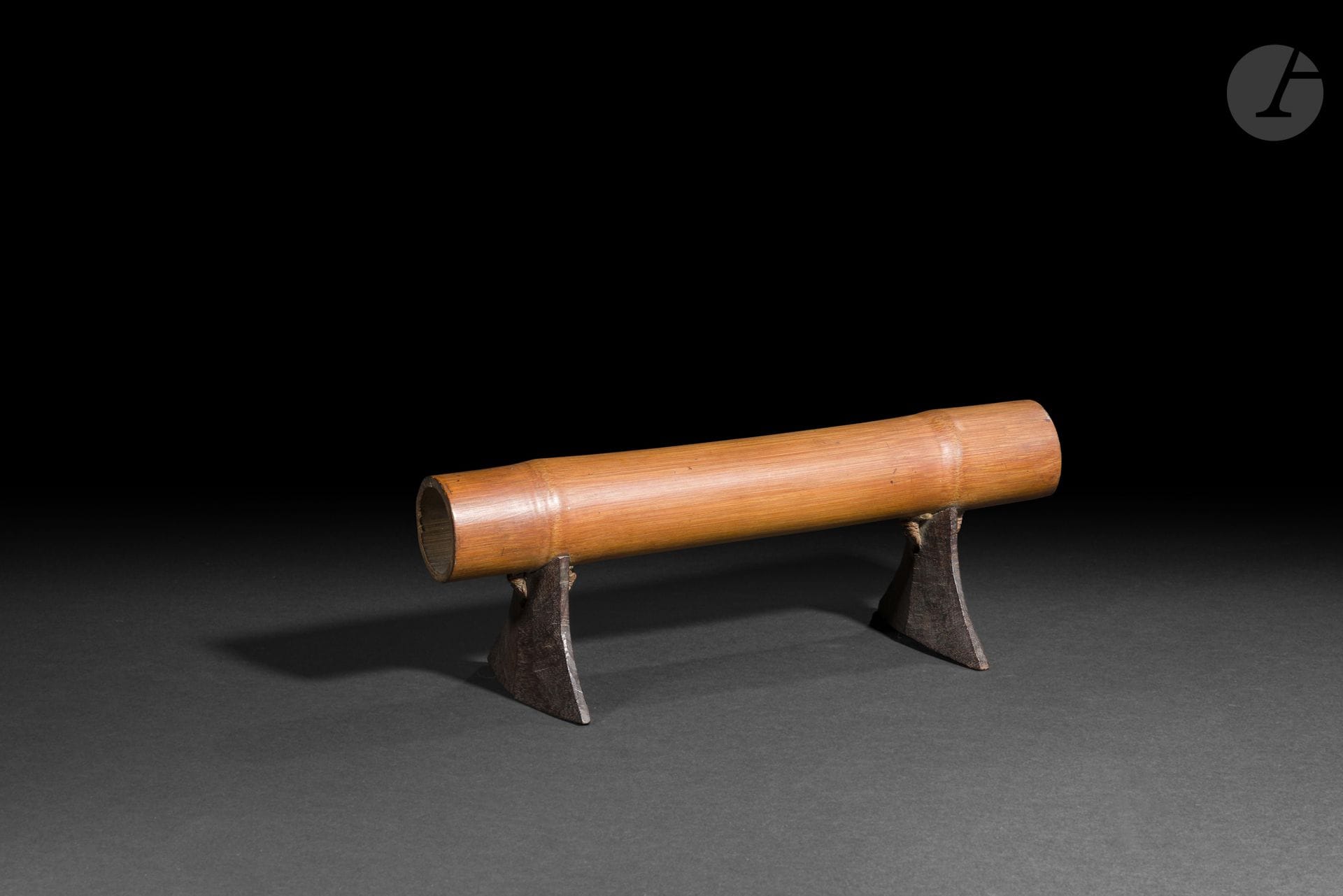 Appui-tête, archipel des îles Fidji
Longueur : 34,5 cm
Bambou, bois et fibres de coco.
Utilisé durant le sommeil pour préserver les coiffures élaborées des hommes de haut rang, cet appui-tête en bambou témoigne de l’ingéniosité des artisans fidjiens. Sa structure légère et fonctionnelle illustre le soin apporté aux objets de la vie quotidienne, dont l’élégance repose sur la simplicité des formes.

Provenance : 
Anthony Meyer, Paris.
Voir : Bonhams, New York, 11 novembre 2019, n° 5 pour un modèle comparable.