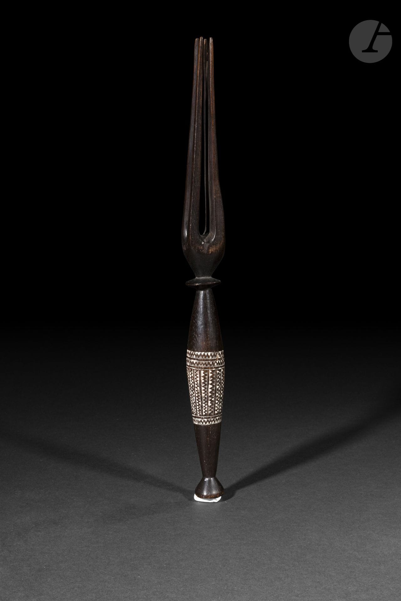Fourchette cérémonielle bulutoko, archipel des Îles Fidji
XXe siècle
Long. 36 cm
Bois et pigments.
Réservée aux chefs et aux prêtres, cette fourchette bulutoko servait à présenter les aliments sans qu’ils aient à les toucher de leurs mains. Si elle est traditionnellement associée aux festins anthropophagiques, son usage s’inscrivait plus largement dans le cadre des cérémonies et des interdits rituels. Cet exemplaire est de fabrication tardive et témoigne de la pérennité de cette forme iconique de l’art fidjien.

Provenance : 
Vente aux enchères, Paris.