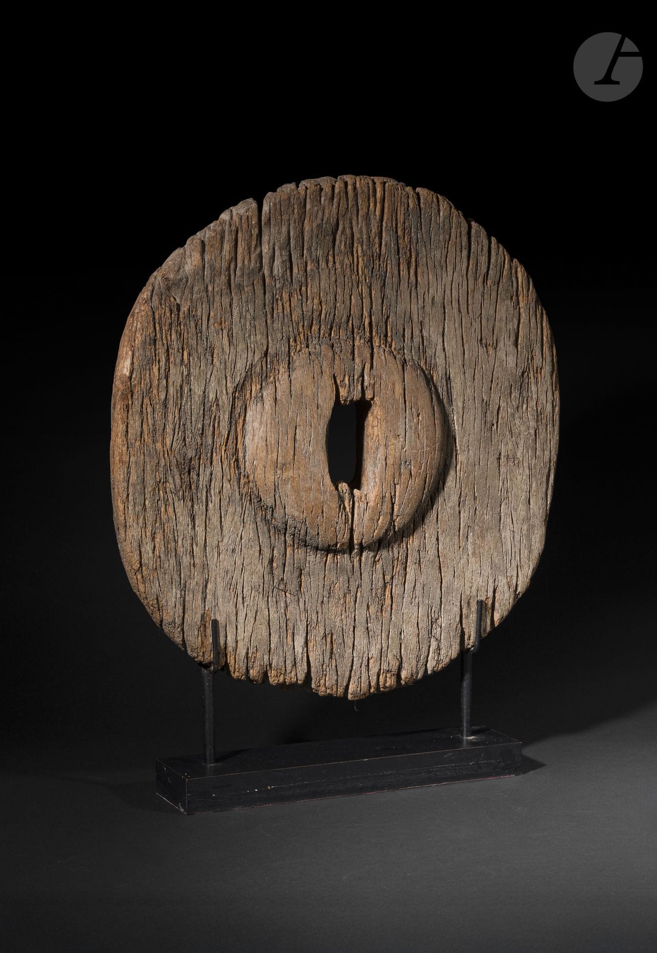Roue de chariot en bois, travail asiatique
La roue en bois érodé, anciennement fixée sur un axe rectangulaire.
57,5 x 52 cm
Soclée.