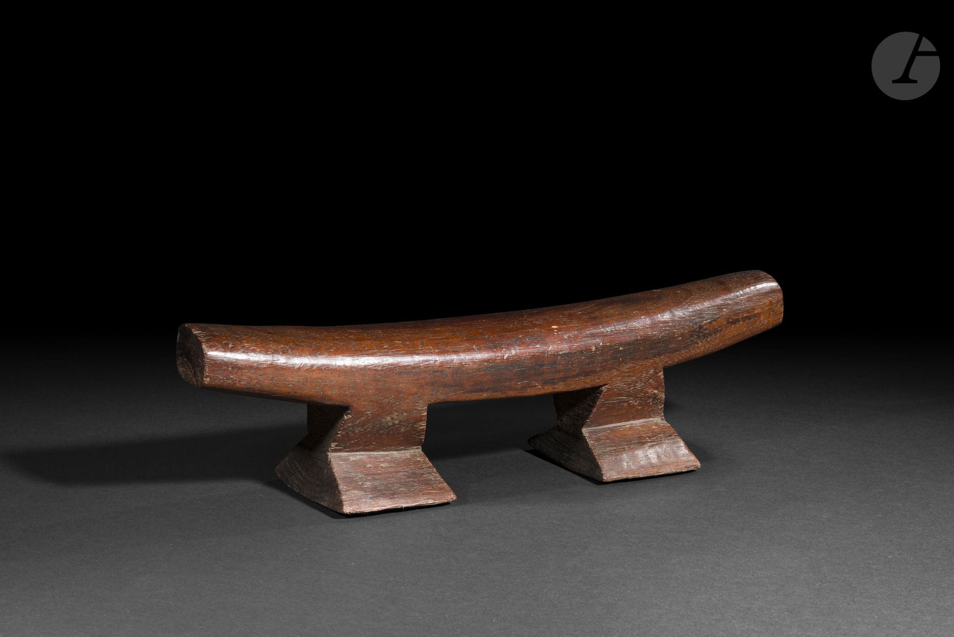 Appui-nuque, archipel des îles Fidji
Longueur : 47,1 cm
Bois.
Élégamment sculpté dans un seul bloc de bois, cet appui-nuque illustre le raffinement de la culture matérielle fidjienne. Sa forme épurée, conçue pour offrir un appui stable et confortable, témoigne de l’attention portée à la qualité d’exécution des objets du quotidien.

Provenance : 
Anthony Meyer, Paris.
