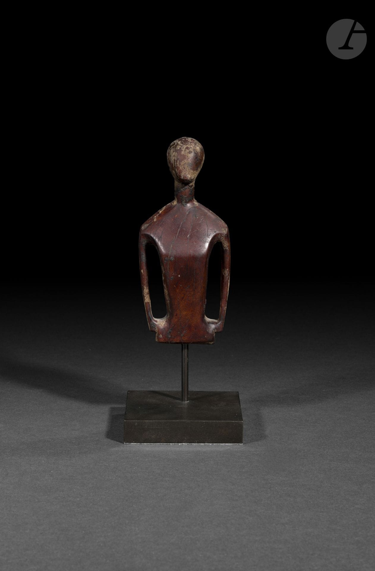 Statuette de style Nukuoro, Micronésie
Hauteur : 14 cm
Bois.
Inspirée des célèbres figures anthropomorphes de l’atoll de Nukuoro, cette petite statuette est probablement une réalisation tardive exécutée par un marin ou un baleinier à l’issue d’un voyage dans le Pacifique. Témoignant de la fascination exercée par l’art de Nukuoro sur les visiteurs occidentaux dès le XIXe siècle, elle constitue un intéressant objet de curiosité évoquant les premiers échanges entre les cultures océaniennes et le monde maritime européen.

Provenance : 
Vente aux enchères.