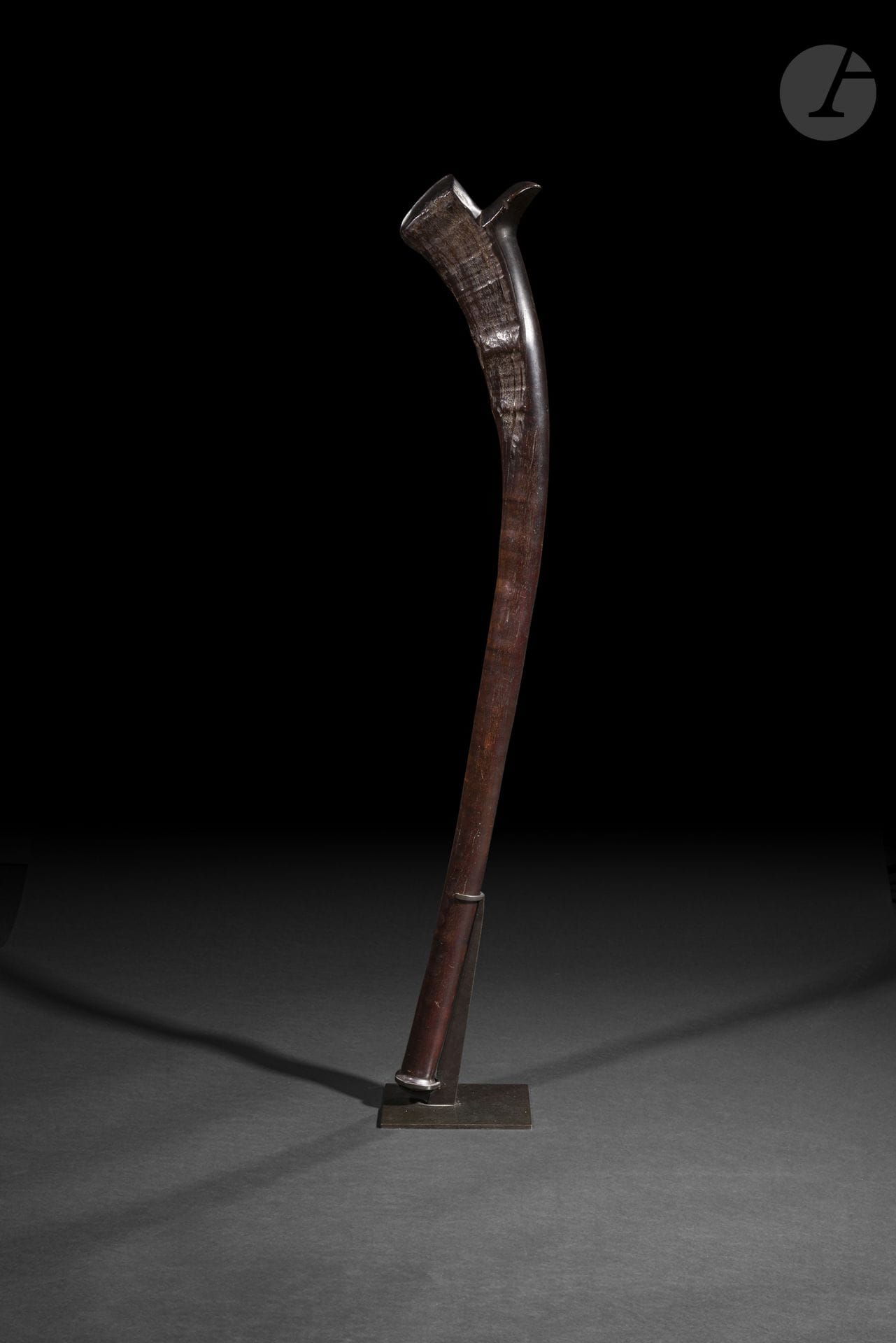 Massue sali, archipel des îles Fidji
Hauteur : 105 cm
Bois.
La sali est l’un des types de massues les plus caractéristiques des Fidji. À la fois arme de combat et symbole de prestige, elle était portée par les guerriers de haut rang et participait à l’affirmation de leur statut. L’élégance de sa silhouette et l’équilibre de ses proportions illustrent le remarquable savoir-faire des sculpteurs fidjiens. Au sein du corpus, cette massue s’affirme par son ancienneté et sa remarquable patine.

Provenance : 
Galerie américaine.