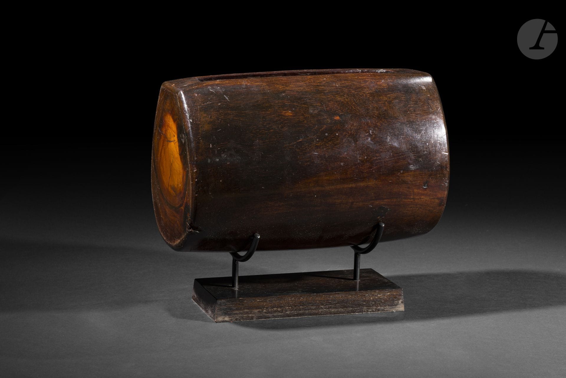 Tambour à fente (to’ere), Tahiti, Polynésie française
Longueur : 34 cm
Bois de Tamanu.
Le to’ere est un tambour à fente traditionnel tahitien, sculpté dans un tronc évidé dont la longue ouverture produit une sonorité puissante et caractéristique. Utilisé pour accompagner les chants, les danses et les cérémonies, il occupait une place essentielle dans la vie communautaire et demeure aujourd’hui l’un des instruments emblématiques de la culture polynésienne.

Provenance : 
Galerie Zimmermann-Kratochwill (présenté au Parcours des Mondes, 2010).