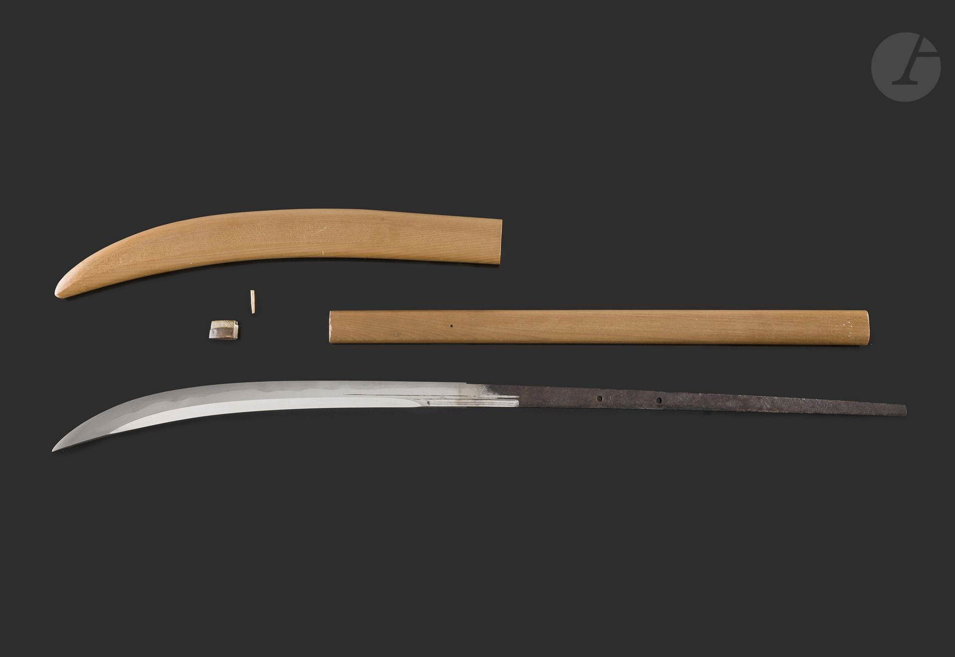 Lame de naginata montée en shirasaya, Japon, époque Edo, XVIIe siècle
Lame shinto, itame hada, sori 2 cm, hamon notare, machi okuri, ubu. Signée Shimosaka - 下坂.
Nagasa : 47,6 cm