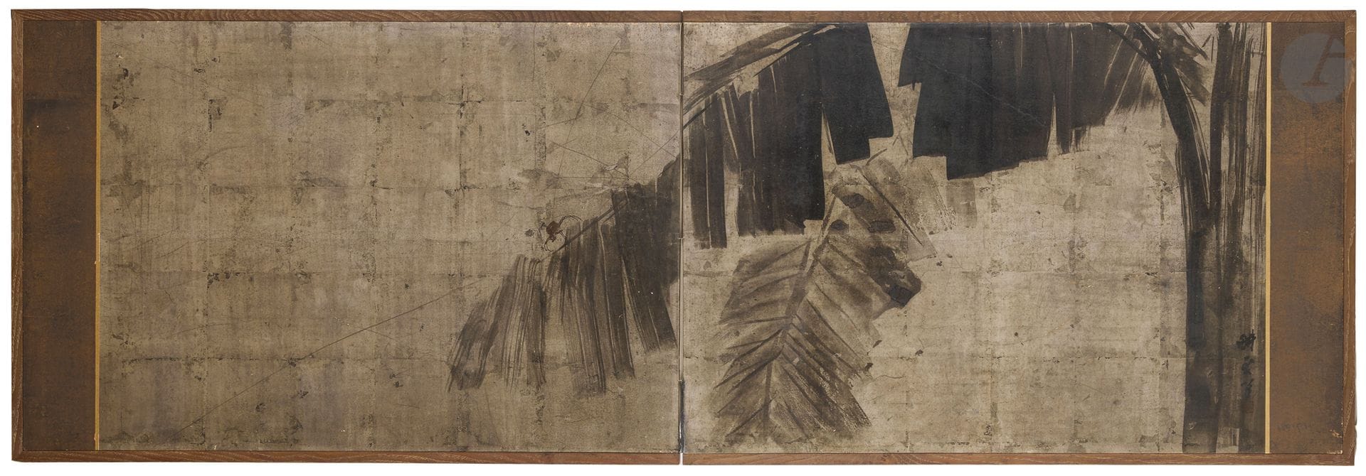 Takada Kōun - 高田畊雲 (actif période Meiji/Showa), petit paravent à deux feuilles, Japon, XXe siècle
Encre noire sur feuille d’argent, à décor en sumi e de feuilles de bananier et d’une petite araignée couleur sépia posée au-dessus d’une nervure principale. Signé en bas à droite Kōun hitsu - 畊雲筆, suivi d’un sceau rouge.
Feuille peinte : 53,5 x 75 cm