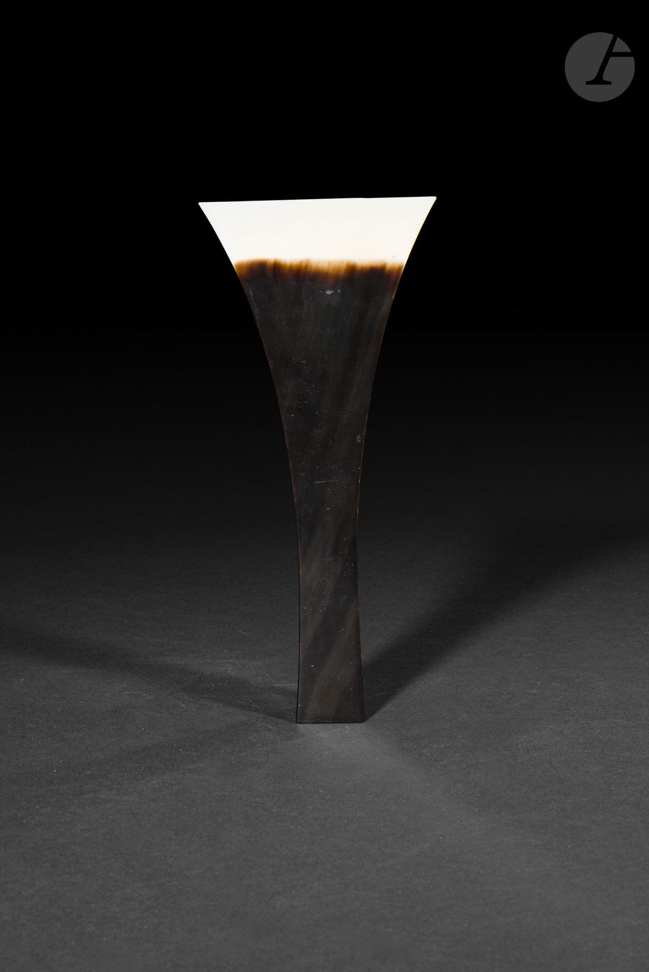 Bachi (plectre) pour shamisen, Japon, époque Meiji/Taisho
Constitué d’un manche (柄 e) en corne brune et d’une partie frappante /  tranchant (撥先 bachisaki ou saki) en ivoire finement ajustés et polis. Les fines fentes sur le manche et les petites crevasses dues aux insectes qui ont grignoté la matière indiquent que cet objet est une production ancienne. Ces objets sont d’ailleurs maintenant et depuis de nombreuses années fabriqués en matière synthétique (résine /plastique) à l’imitation de l’ivoire.
Hauteur : 19 cm ; poids : 155 g

CIC n°K/20260803/2484824.