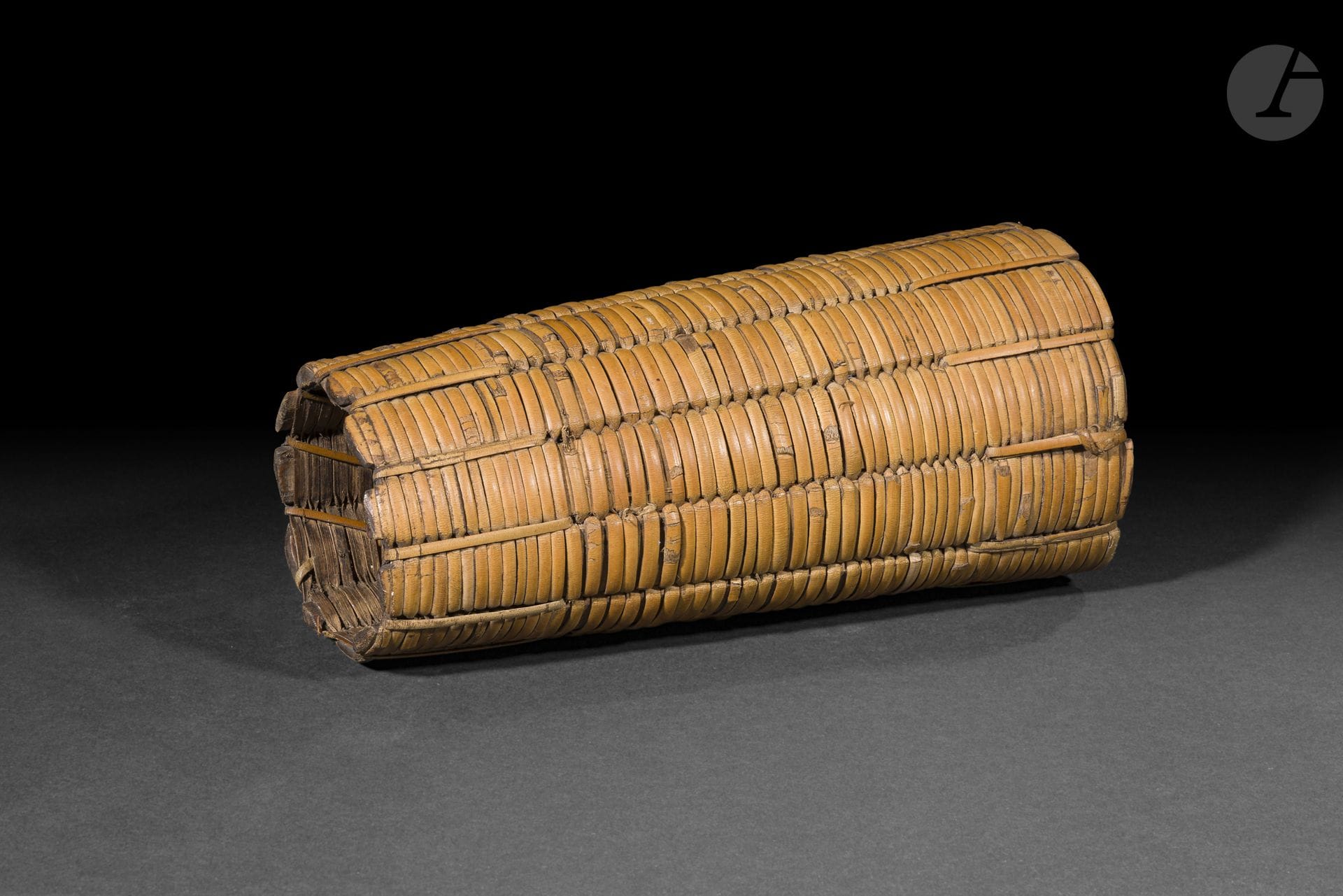 Protège-avant-bras en osier, Marind-Anim, Papouasie occidentale, Papouasie-Nouvelle-Guinée
Hauteur : 23,5 cm
Fibres végétales.
Tressé en fibres végétales, ce protège-avant-bras était porté par les archers afin de protéger le bras de la corde de l’arc. Alliant fonctionnalité et qualité d’exécution, il témoigne du savoir-faire des artisans marind-anim dans le travail des matériaux végétaux.

Provenance : 
Galerie australienne.