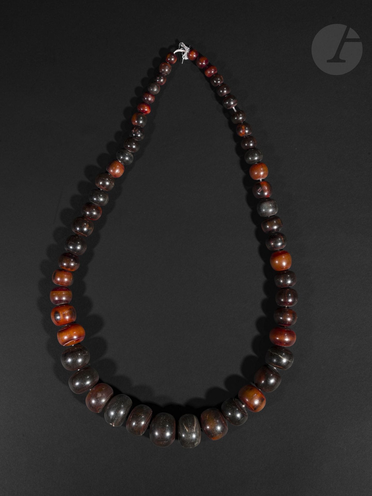 Collier en perles de corne de buffle, Afrique
Longueur : env. 100 cm
Perles de corne de buffle.
Composé de perles façonnées dans la corne de buffle, ce collier témoigne de l’utilisation de matériaux naturels dans la confection des parures traditionnelles africaines. La sobriété de sa composition met en valeur les qualités esthétiques de la matière et le savoir-faire de son artisan. On joint un lot de fusaïoles.

Provenance : 
Galerie parisienne.