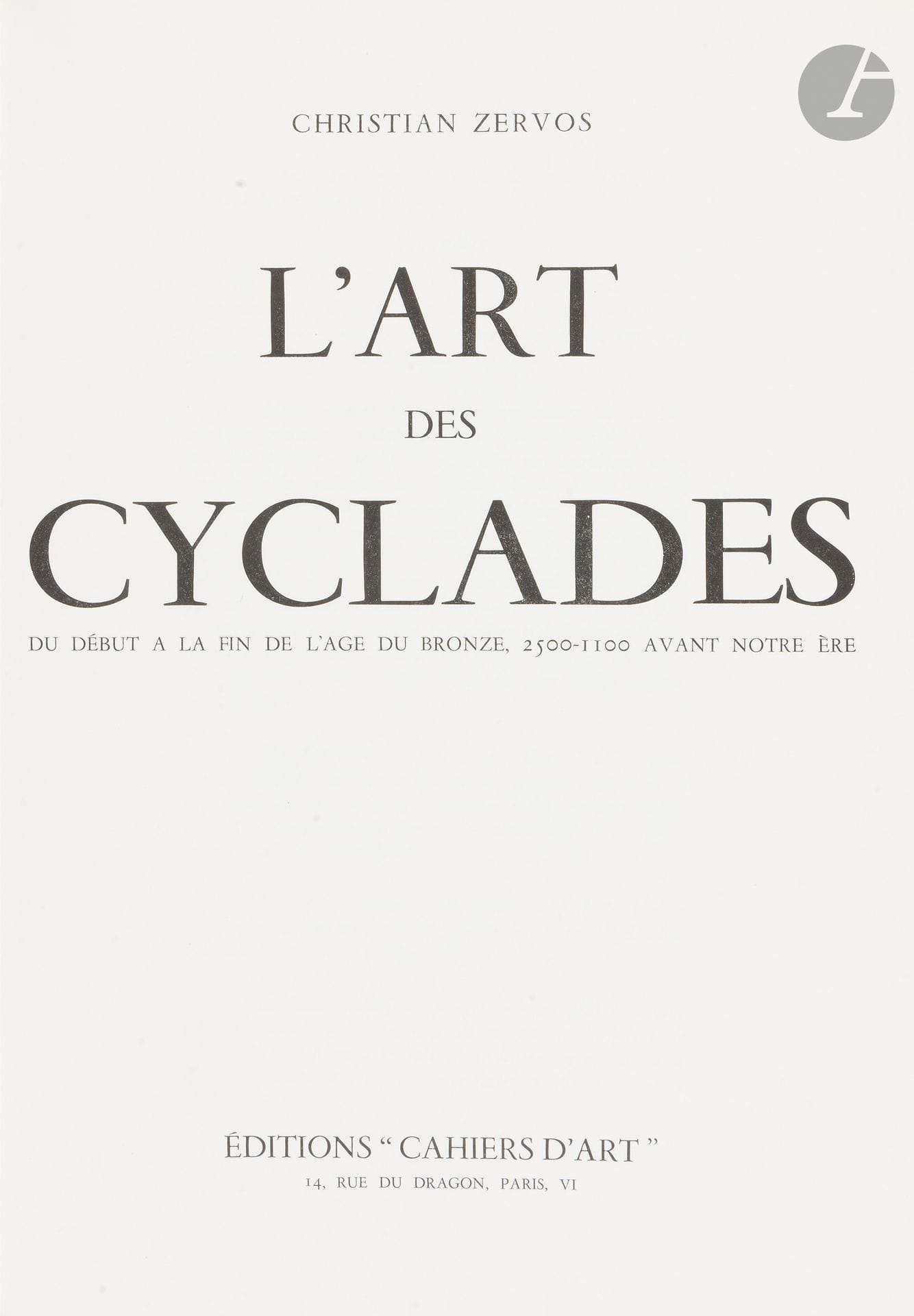ZERVOS (Christian), L’Art des Cyclades, du début à la fin de l’âge du bronze, 2500-1100 avant notre ère, Éditions Cahiers d’art, Paris, 1957
In-folio pleine toile d’édition sous jaquette typographique, 277 pages, 344 reproductions photographiques à pleine page, 3 planches hors-texte en couleurs.
Manques et taches à la jaquette.