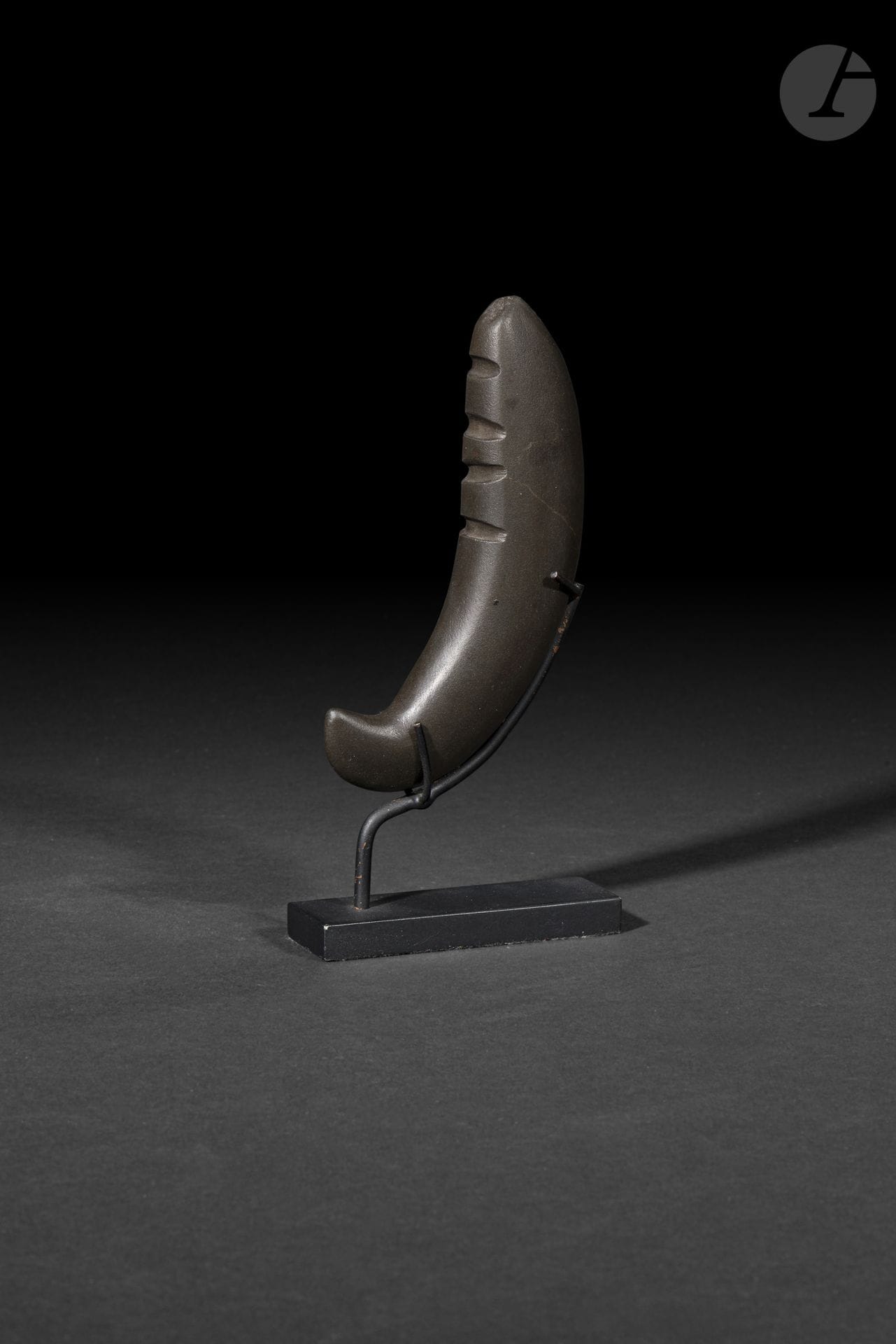 Propulseur en pierre, Marind-Anim, Papouasie occidentale, Papouasie-Nouvelle-Guinée
Hauteur : 12,7 cm
Pierre.
Sculpté dans une pierre dure soigneusement polie, ce propulseur témoigne de la remarquable maîtrise technique des artisans marind-anim. Objet à la fois utilitaire et prestigieux, il illustre l’importance accordée aux armes de chasse dans les sociétés du sud de la Nouvelle-Guinée, où la qualité des matériaux et de l’exécution participait pleinement au statut de leur détenteur.

Provenance : 
Galerie australienne.