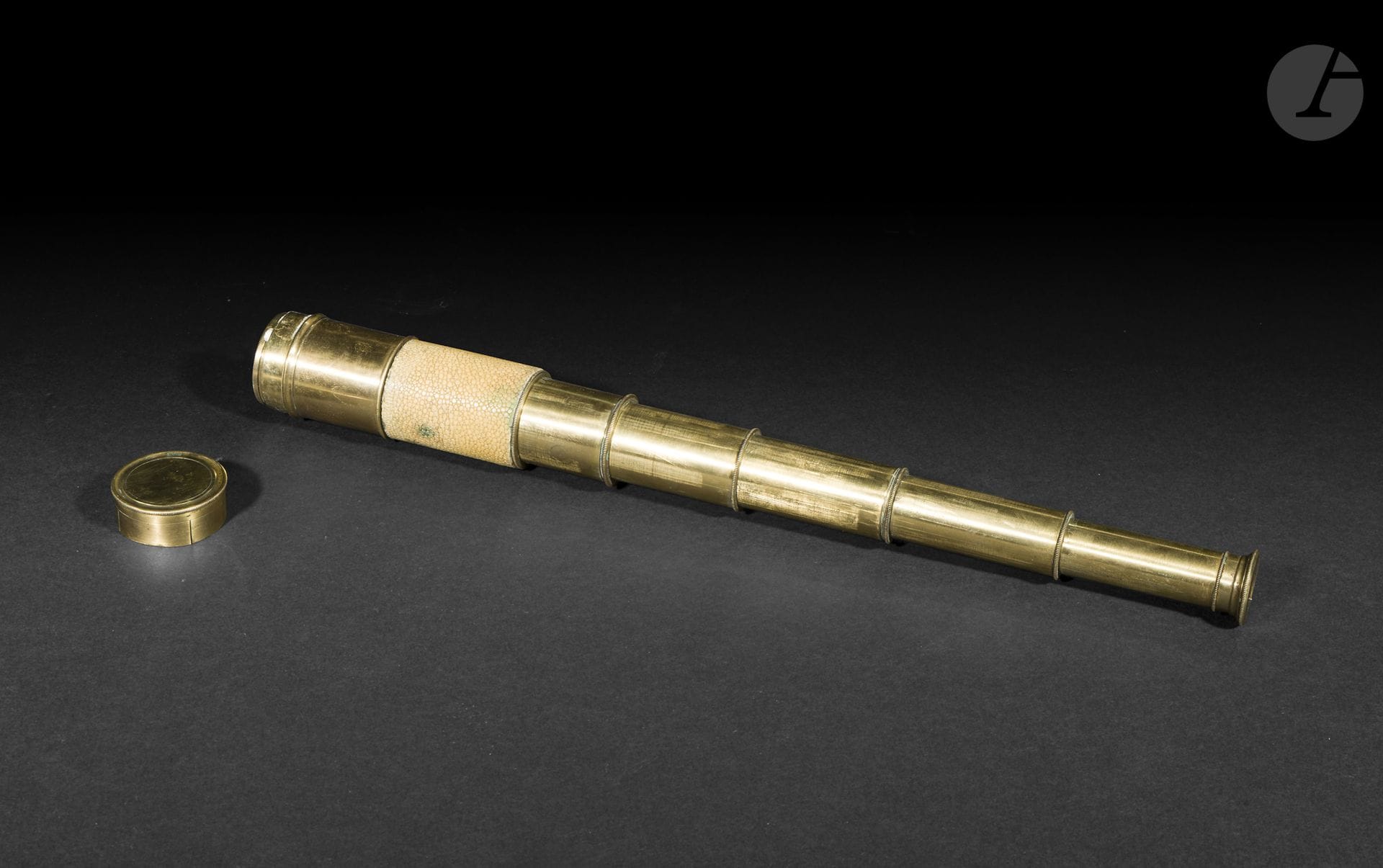 Petite longue-vue à cinq tirages en laiton garni de galuchat beige de la mer Rouge
Avec son cache-oculaire et le pare-soleil. 
Non signée, de fabrication anglaise du milieu du XIXe siècle.
Longueur (déployée) : 39 cm