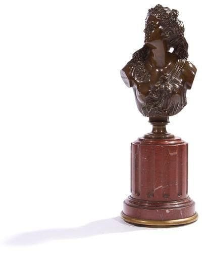 Jean-Baptiste CLESINGER (1814-1883)
Femme en buste Épreuve en bronze ancienne et authentique à patine brun nuancé reposant sur une colonne cannelée en marbre rouge griotte cerclée de bronze à la base. Signée. Modèle de 1860, circa 1880. Cachet de réduction mécanique Collas. H. du bronze: 15 cm - H. totale: 24,5 cm