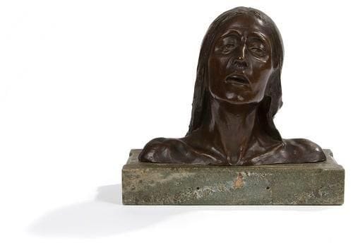 Antonin Clair FORESTIER (1865-1912)
Femme en buste Épreuve en bronze ancienne et authentique à patine brun nuancé reposant sur un socle en marbre vert à pans coupés. Signée. Circa 1900. 22 x 26,5 cm