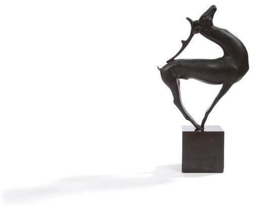 Alexandre KELETY (?-1940)
Cerf, la tête en arrière Épreuve en bronze ancienne et authentique à patine noir nuancé reposant sur un socle en bois noirci. Signée. Circa 1930 / 1940. Éclat au socle. 35 x 27 cm