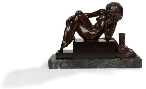 Clarisse LEVY-KINSBOURG (1896-?)
Femme nue à la jarre. Épreuve en bronze ancienne et authentique à patine brun nuancé reposant sur un socle en marbre vert antique. Signée. Cachet du Fondeur Colin. N° 5 / 25. Circa 1930. 32,5 x 50 cm