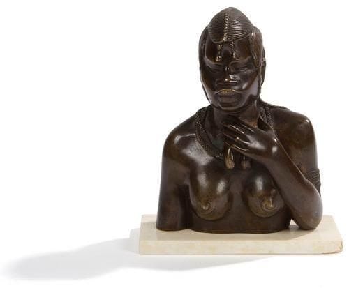 Roger NIVELT (1899-1962)
Femme africaine en buste. Épreuve en bronze ancienne et authentique à patine brun nuancé reposant sur un socle en ivoire. Signée. Numérotée 3. H.: 15 cm