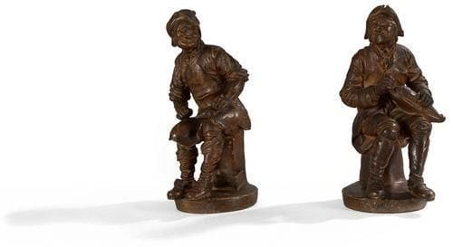 N.F.J. HOLAIN (né à Valenciennes en 1761)
Savetier Statuette en terre cuite. Signée à droite, sur le côté holain. Fin du XVIIIe siècle. H.: 30 cm - D. base: 12 cm Joueur de vielle Statuette en terre cuite. Signée à droite, sur le côté holain. Fin du XVIIIe siècle. H.: 29 cm - D. base: 12 cm Bien entendu, Holain n'entrera pas (pour le moment...) dans le Panthéon des sculpteurs du XVIIIe siècle. On ne sait rien de lui alors même qu'il expose deux bustes en terre cuite au Salon de 1791 et qu'il illustre une facette de la vie artistique en province à la fin de l'Ancien Régime. Tout juste bénéficie-t'il de quelques lignes évasives dans le dictionnaire de S. Lami. Comme son contemporain Louis Delaville (1763-1841), Holain cherche un nouveau public après la Révolution et vit comme il le peut, en modelant de petits groupes en terre cuite illustrant des sujets de la vie quotidienne de la taille d'un biscuit, à l'image de ces deux artisans affairés à leur ouvrage. Leur style réaliste et caricatural comme l'expression maligne des figures - très représentative de sa manière de faire - se retrouvent sur deux bustes petite nature (Vente Sotheby's Paris, 24 mars 2005, n° 73, repr.).