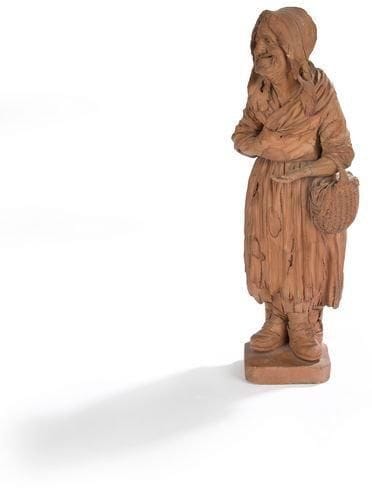 N.F.J. HOLAIN (né à Valenciennes en 1761)
Vieille mendiante Sculpture en terre cuite. Signée sur la terrasse. (Accidents et restaurations à la main, petits éclats et manques). H.: 52 cm En modelant cette figure de paysanne en guenilles, Holain s'inscrit dans une longue tradition de représentation de la misère par les artistes (Simon Troger en est sans doute le meilleur exemple, avec ses statuettes de mendiants dépenaillés mêlant bois et ivoire). Ici, les dimensions inhabituellement grandes de la statuette pour un sujet de genre, le soin apporté au rendu des textures et des pièces rapiécées, l'expression exacerbée et caricaturale du visage raviné de cette pauvre femme, tous ces détails caractéristiques de sa manière témoignent surtout de l'imaginaire très personnel de l'artiste et de la persistance d'un certain goût flamand dans la société de la France du Nord, au moment même où s'épanouit ce fameux Néoclassicisme.