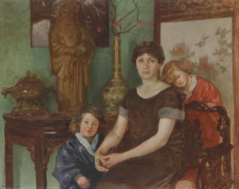 Henri GIRAULT DE NOLHAC (1884-1948)
La Femme de l'artiste avec ses deux filles dans le salon japonais Huile sur toile. Signée en bas à gauche. (Trous de punaises). 55 x 81 cm