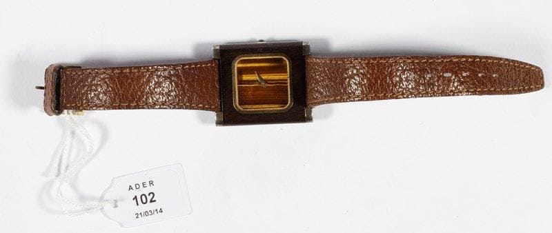 Montre bracelet d'homme. Cadran palissandre et oeil de tigre. Remontage manuel. Bracelet en cuir