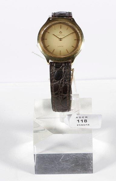 CERTINA
Montre bracelet d'homme ovale en or. Modèle Jubilé, cadran fumé, remontage manuel. Numérotée 4010210185199.. Poids brut: 34 g. Bon état