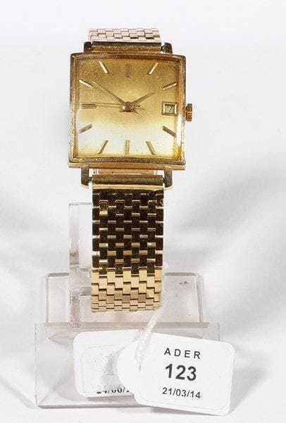 Montre bracelet d'homme en or sans marque, automatique date à 3H, trotteuse centrale, calibre ETA 2452.. Poids brut: 59 g