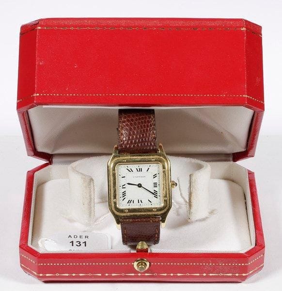 CARTIER
Montre bracelet d'homme en or. Modèle Santos, plate. Cadran blanc marbré, chiffres romains. Bracelet en cuir. Numérotée 960541296.. Poids brut: 22 g. Ecrin
