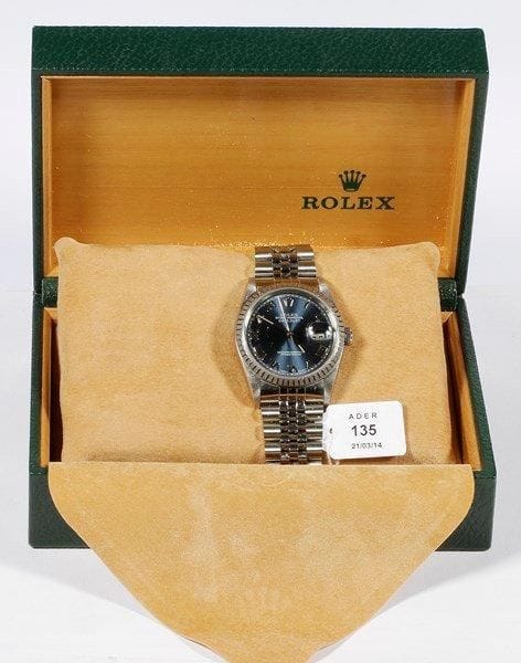 ROLEX
Montre bracelet d'homme en acier. Modèle Oyster perpetual, datejuste. Automatic, date à 3H, chronometeur, cadran bleu, chiffres romains. Bon état. Ecrin et maillon supplémentaire
