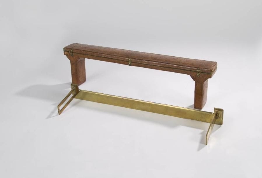 Règle-niveau d'arpentage en laiton, dans son étui gainé cuir à motif de fleurs de lys estampées. Signée Quillet à Paris. Très bon état. Du même constructeur que lot 140. Longueur: 48,5 cm