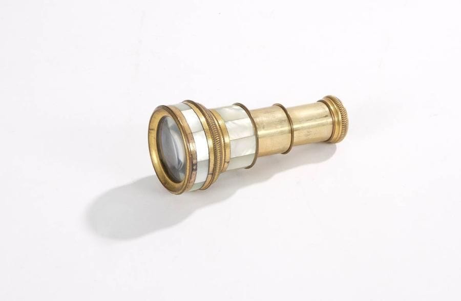 Petite longue-vue de poche à deux tirages en nacre et laiton. C. 1830. Petit éclat à la lentille extérieure. Longueur fermée: 5 cm - Longueur dépliée: 9 cm