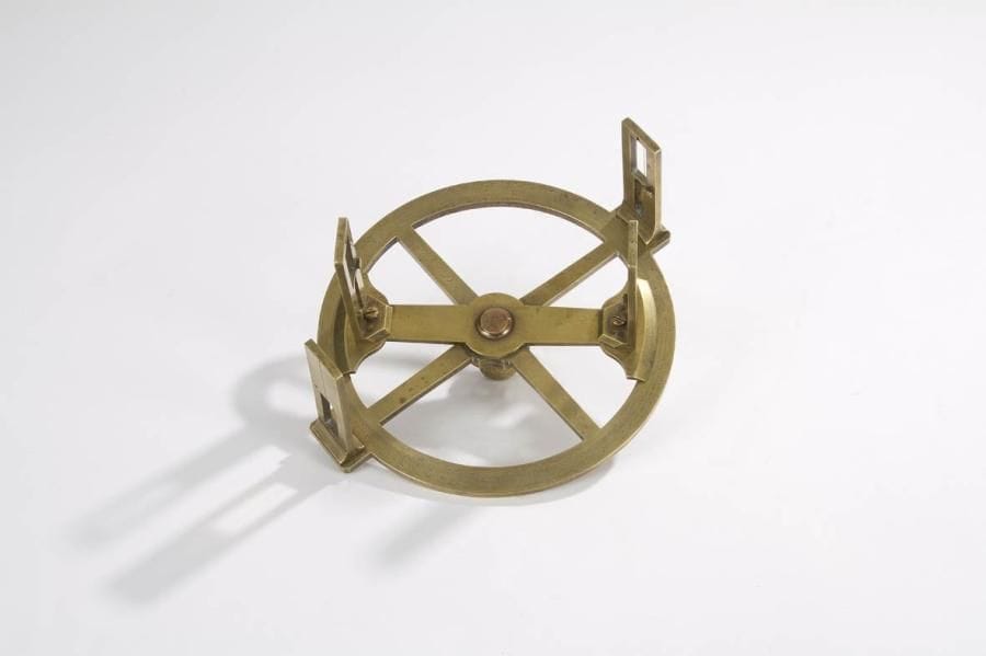 Cercle d'arpentage en laiton poli, gravé en 360 degrés. Signé Chicot à Paris. C. 1850. Manque la rotule d'articulation. Diamètre: 16,5 cm