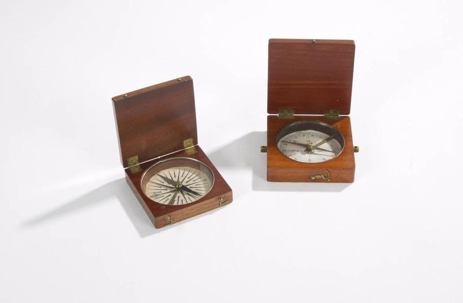 Deux boussoles de voyage dans leur boîte acajou verni. C. 1860