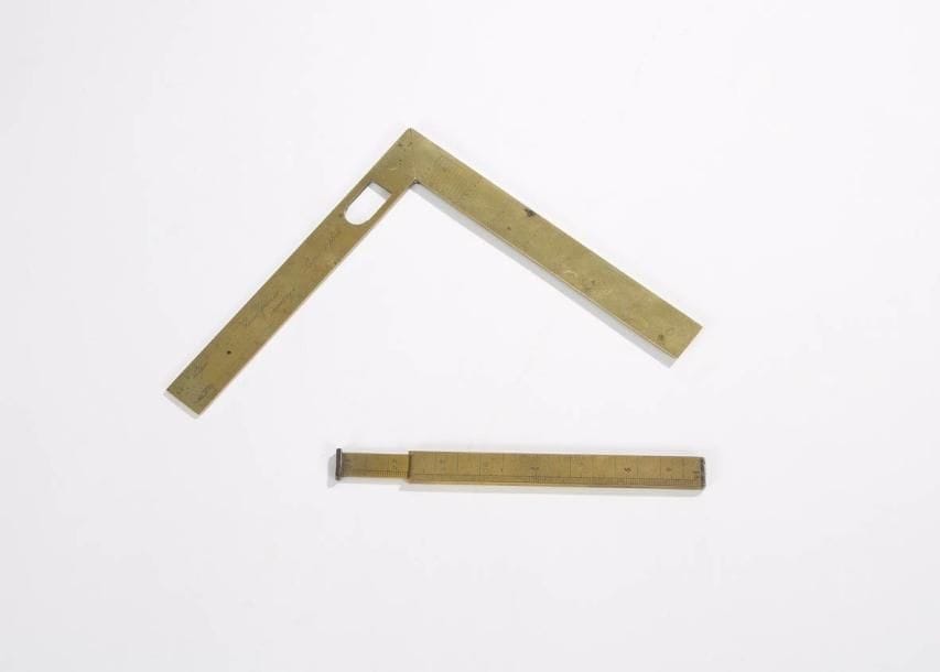 Une jauge-règle en laiton gradué. C. 1860. Longueur: 13,5 cm On joint: un pied de Roi en laiton gravé et gradué en trois systèmes de mesure: lignes à plomb, centimètres et pouces français. C. 1800. Longueur: 17,5 cm