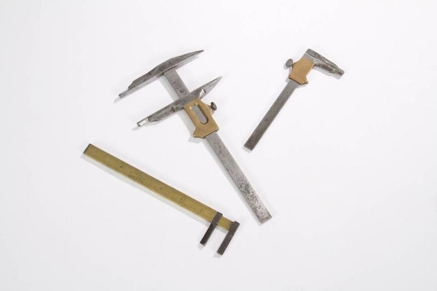 Trois pieds à coulisse en fer et laiton. C. 1850. Longueur: 24, 19 et 16 cm