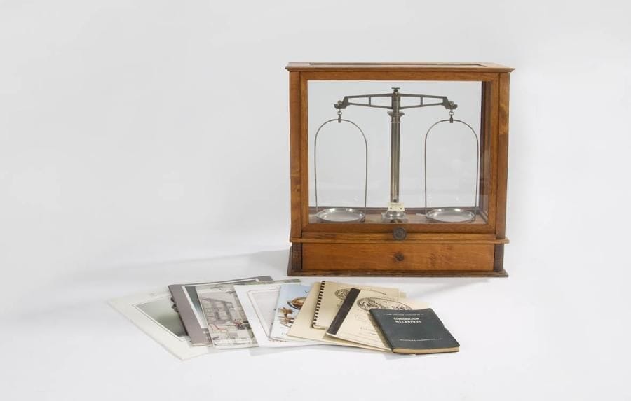 Balance sous cage vitrée. Laiton nickelé cage en noyer. Signée Besson à Paris. C. 1900. Hauteur: 44 cm On joint: un ensemble de divers catalogues de ventes d'objets scientifiques