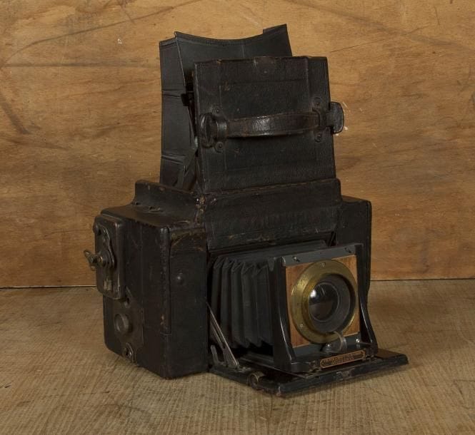 Appareil à soufflet, corps en bois gainé cuir: Folmer et Sghwing Division; Eastman Kodak, Rochester. Graflex série B. C. 1915. Mise au point sur dépoli. Pour format 8 x 13 cm. Hauteur: 18,5 cm