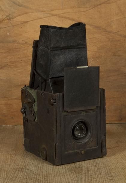Appareil Adams Réflex, visée sur dépoli. Corps bois gainé cuir. Pour format 8 x 10 cm. C. 1920. État moyen (manque important sur le cuir de gainage). Rare. Hauteur: 19 cm