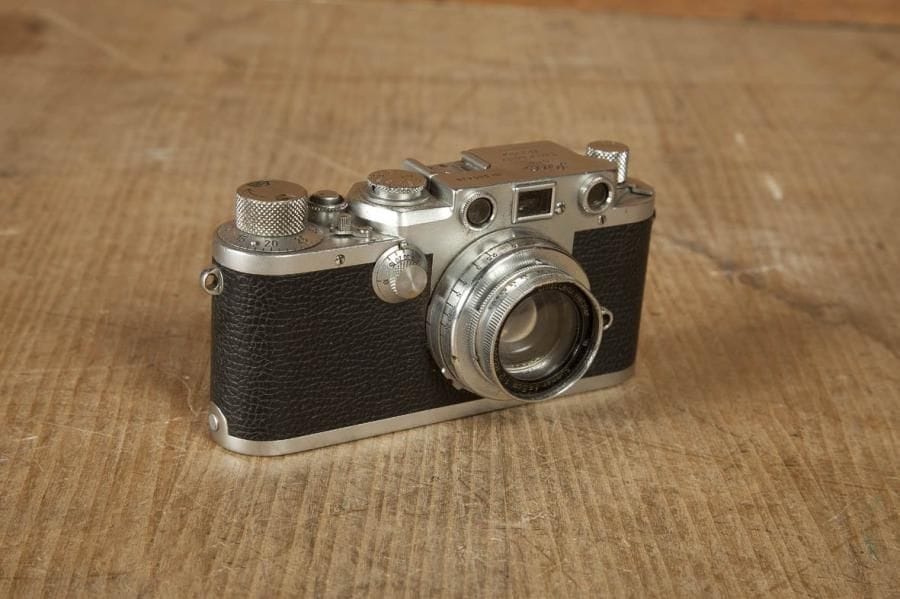 Appareil photographique 24 x 36 mm, Leica. N°605438. Marque Weirmar? au dos. 1951-52. On joint un téléobjectif 135 mm Ernst Leitz GmbH Wetzlar