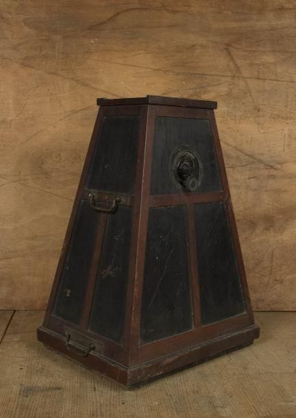 Agrandisseur photographique Gaumont. En noyer ciré et noirci. Soufflet intérieur. État moyen. C. 1900. Hauteur: 66 cm - Longueur: 49 cm Profondeur: 37,5 cm