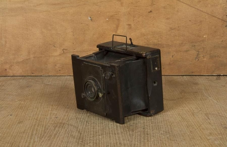 Appareil photographique C.P. Goerz, Berlin. Bois gainé cuir. Pour format 9 x 12 cm. Hauteur: 14 cm