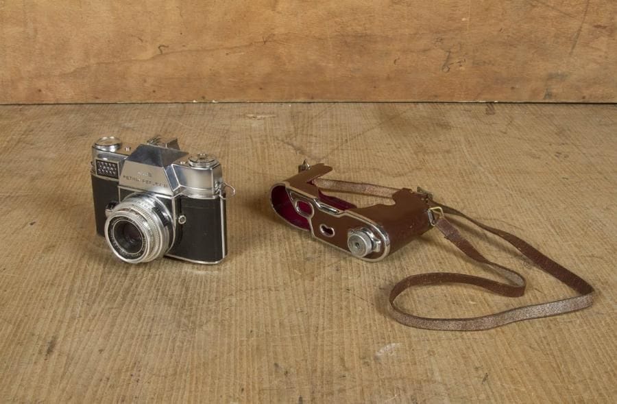 Appareil photographique 24 x 36 mm, Kodak Retina Reflex III. Avec sa sacoche cuir (manque le dessus)