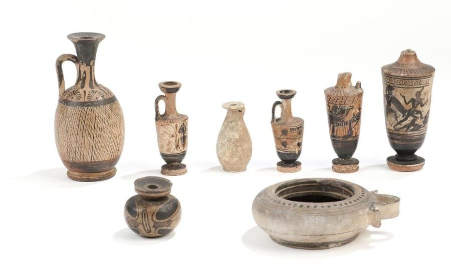 Lot de neuf vases (un kothon, six lécythes et deux aryballes), certains peints en figures noires (combat d'hoplites, bige, palmettes). Terre cuite. Lacunes pour certains. Grèce et Italie, Ve-IVe siècles av. J.-C. De 7 cm à 18 cm