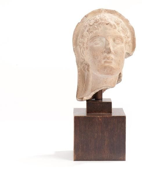 Tête votive représentant un jeune homme, les cheveux coiffés en courtes mèches. Terre cuite. Lacune. Étrurie, IIIe-IIe siècles av. J.-C. Hauteur: 26 cm