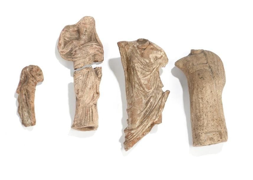 Lot de quatre statuettes fragmentaires. Terre cuite. Lacunes. Époque Hellénistique. Hauteur: de 9,5 cm à 16,5 cm
