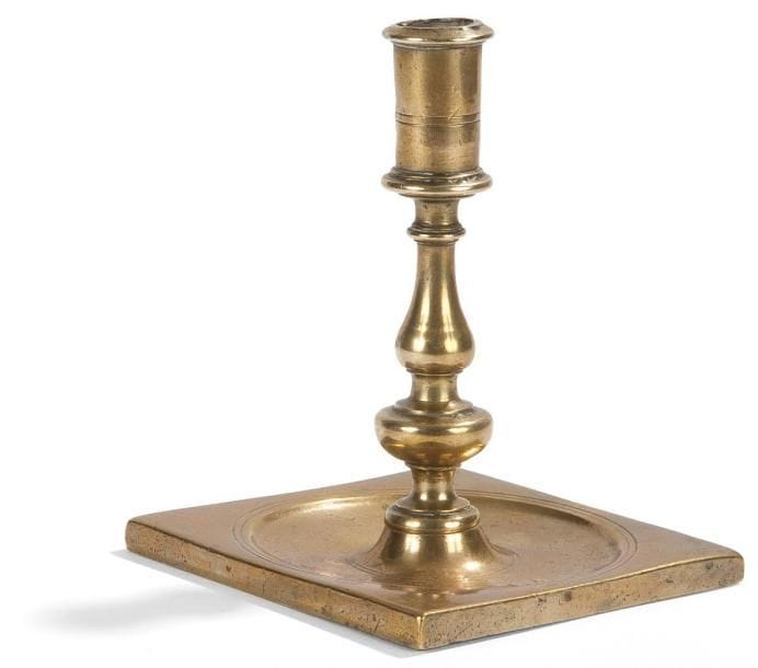 Bougeoir en bronze avec fût en balustre, base carrée ornée d'un cercle, haut binet. Espagne ou Italie, XVIIe siècle. Hauteur: 13,5 cm (Accidents au binet)