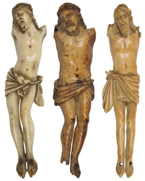 Christ en ivoire sculpté. XVIIe siècle Hauteur: 13,2 cm (Manque les bras) On joint un Christ en ivoire sculpté, corps déhanché. XVIIe siècle Hauteur: 10,6 cm (Manque les bras) On joint un Christ en ivoire sculpté, couronne d'épines, périzonium noué. XVIIe siècle Hauteur: 11,6 cm (Manque les bras, accidents à un pied)